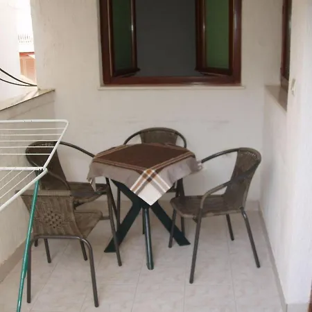 Appartement Josip - 200m From Sea